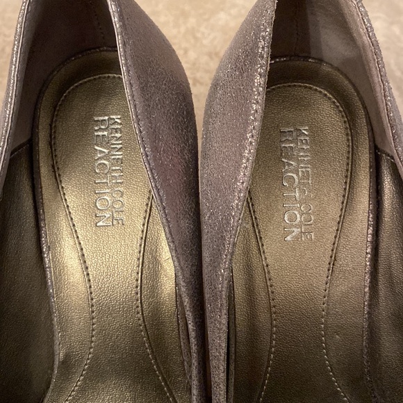 Kenneth Cole 7.5 silver distressed metallic peep toe pump. EUC - Picture 6 of 7